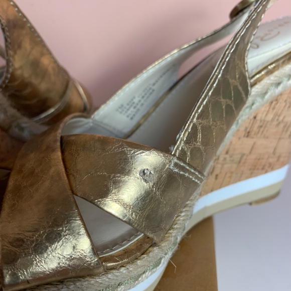 Sandals / wedges., size 7. Gold color. - Picture 8 of 10